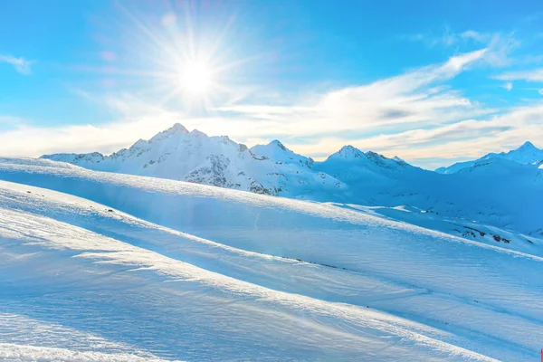 Coucher de soleil en montagne hivernale — Photo