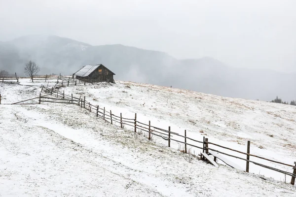Dom w górach zimą — Zdjęcie stockowe