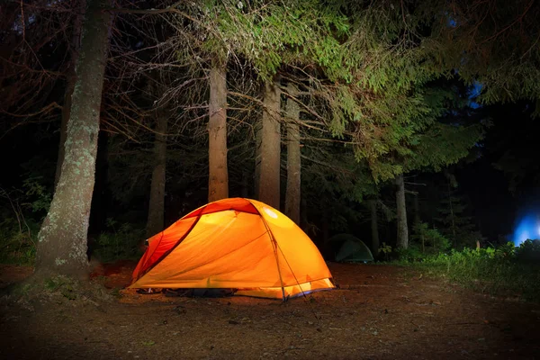 Tenda iluminada na floresta — Fotografia de Stock