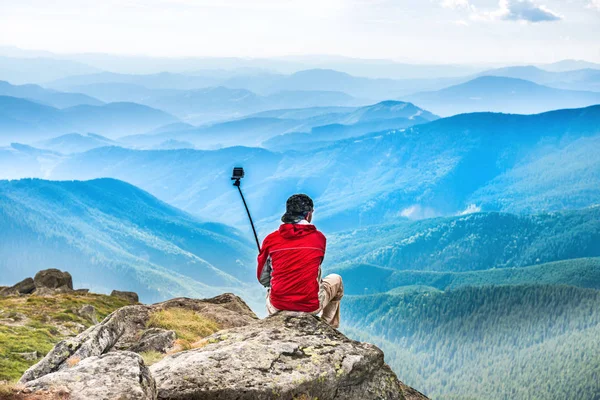 Selfie を取って山に若い男 — ストック写真