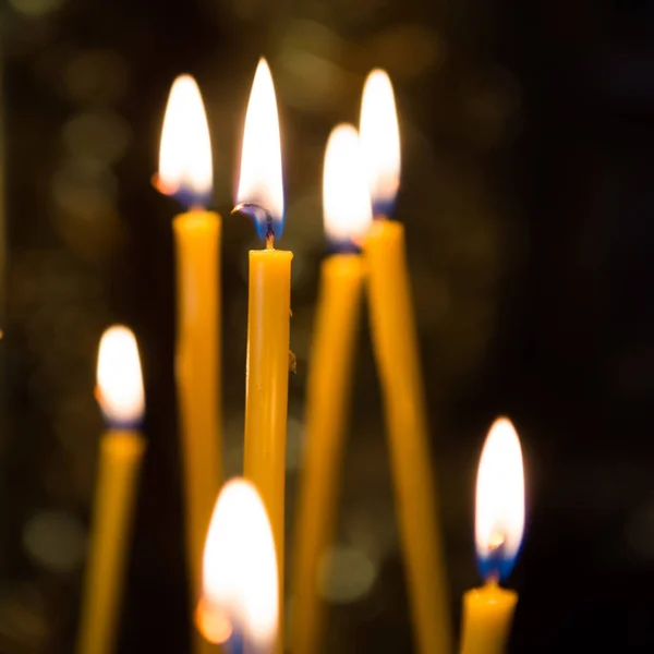 Luce di candele nella chiesa — Foto Stock