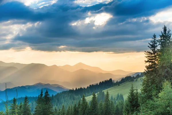 Beautiful sunset in the mountains — Stock Photo, Image