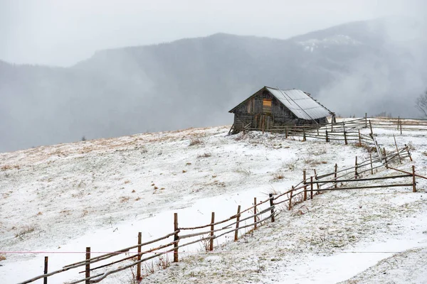 Дом в зимних горах — стоковое фото