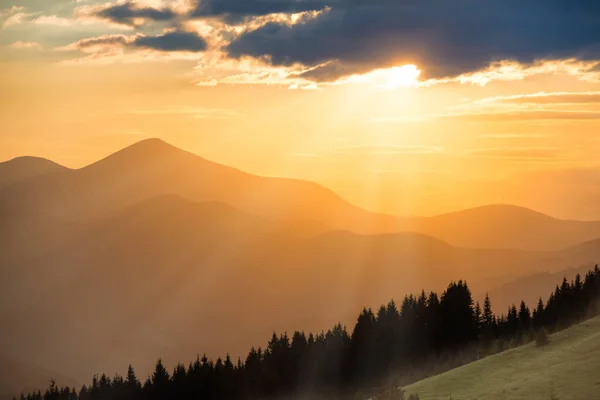 Gyönyörű naplemente a hegyekben — Stock Fotó