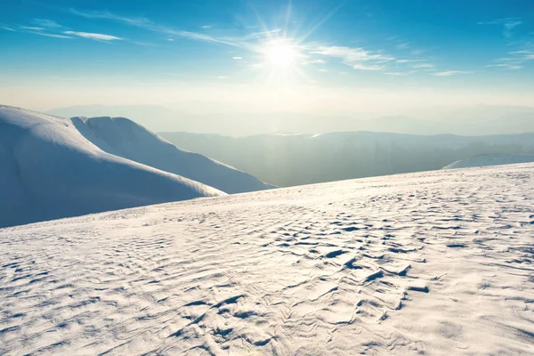 Sonnenuntergang über Hügeln und Bergen — Stockfoto