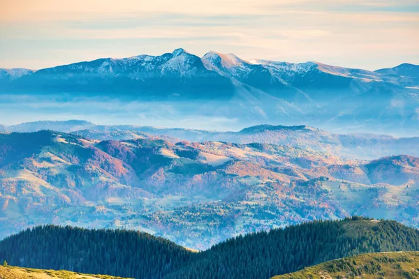 Picos de montaña en la nieve —  Fotos de Stock