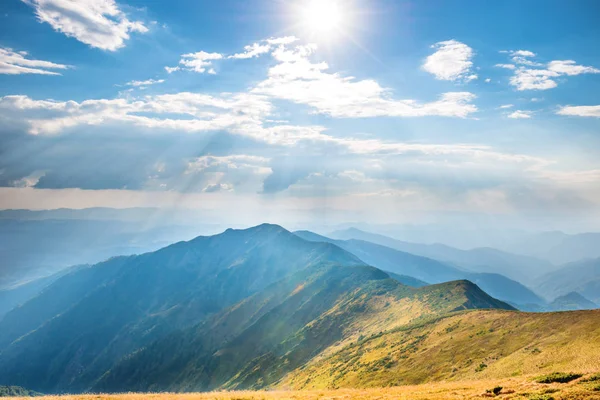 Landschaft mit Gebirgskette — Stockfoto