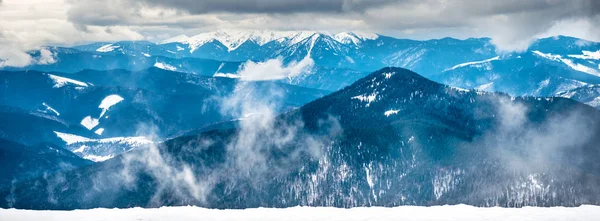 Montagne invernali nella neve — Foto Stock