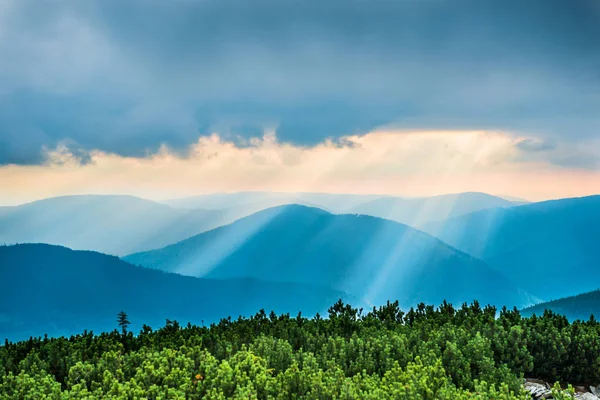 Закат над синими горами — стоковое фото