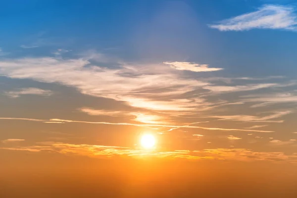 Cielo con nubes azules anaranjadas —  Fotos de Stock