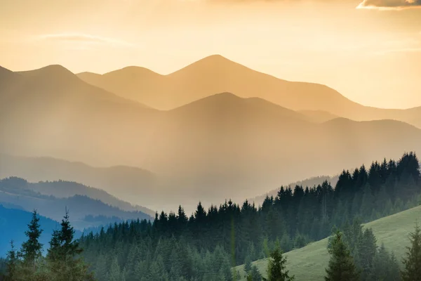 Hermoso atardecer en las montañas — Foto de Stock