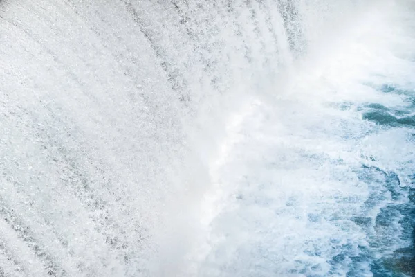 Waterval op een grote dam — Stockfoto