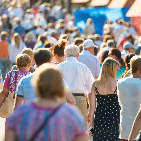 Mensen die op straat lopen — Stockfoto