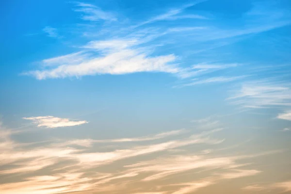 Красивый закат голубое и оранжевое небо — стоковое фото