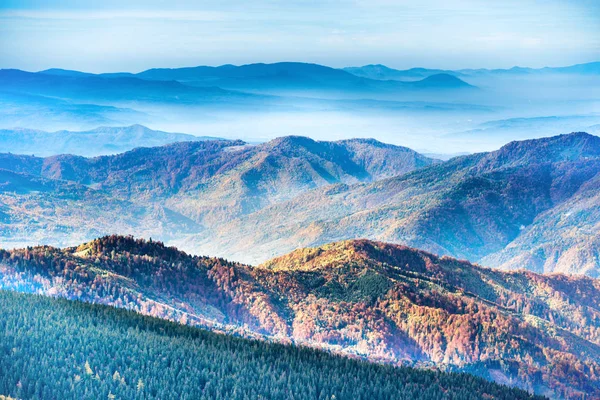 Gebirge und Hügel — Stockfoto