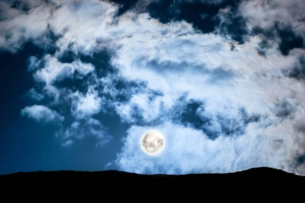 Pleine lune au dessus de la montagne — Photo