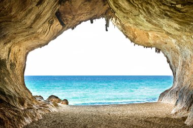 Büyük boş mağara deniz ulaşabilen