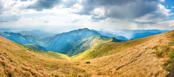 Paesaggio con montagne blu — Foto Stock