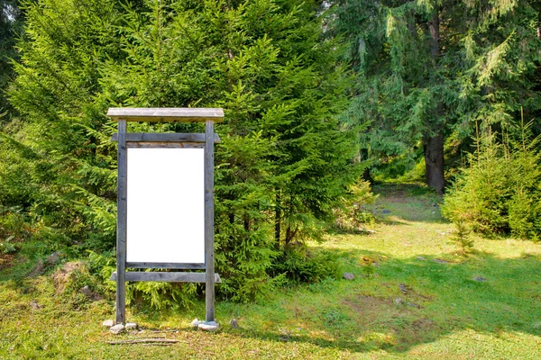 Placa de sinal em branco no parque — Fotografia de Stock