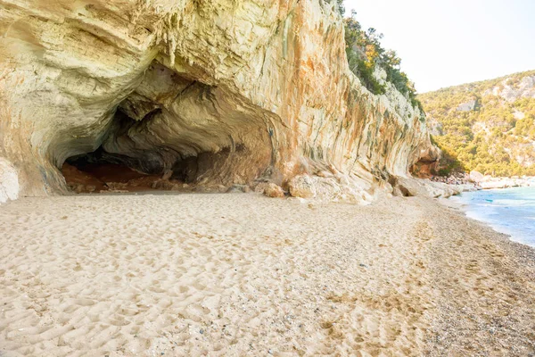 Entrance to big empty cave — Stock Photo, Image