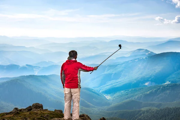 Joven en la cima de la montaña —  Fotos de Stock