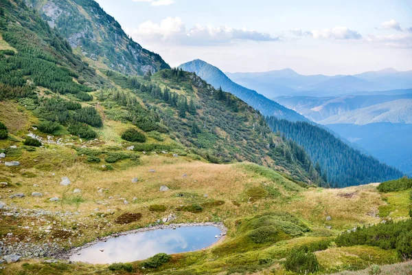 Lago blu in montagna — Foto Stock