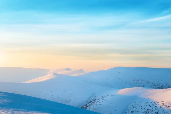 Sonnenuntergang über Hügeln und Schnee — Stockfoto