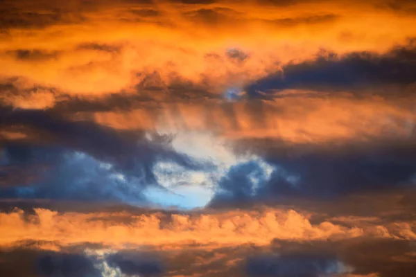 Céu laranja e azul — Fotografia de Stock