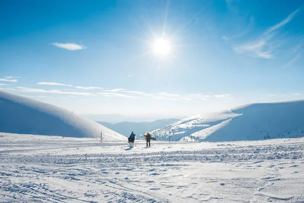 La gente en las montañas de invierno con nieve —  Fotos de Stock