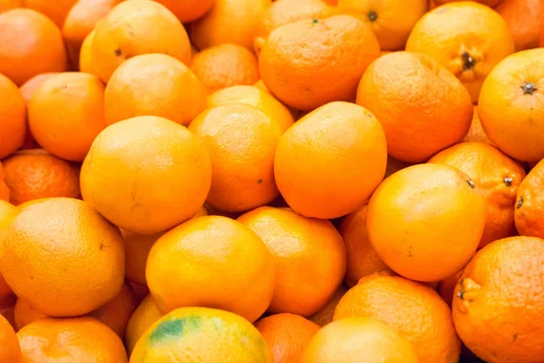 一堆新鲜的橘子和柑 — 图库照片