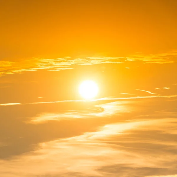 Por do sol no céu e nuvens — Fotografia de Stock