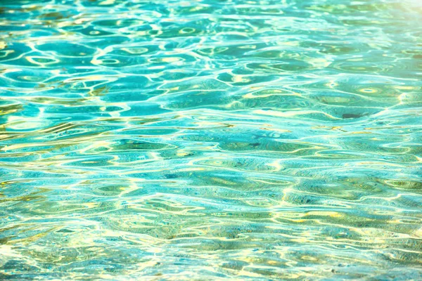 Azuurblauwe oppervlak van water weerspiegelt zonlicht — Stockfoto