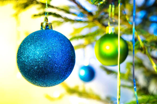 Blaue und grüne Weihnachtsbälle — Stockfoto