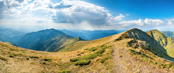 风景与蓝色山 — 图库照片