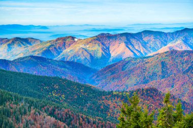 Renkli dağ aralıkları ile manzara