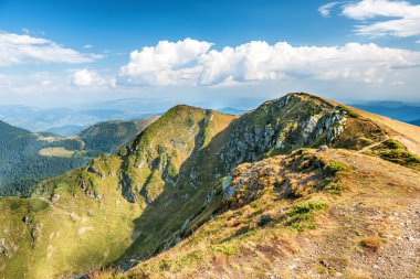 Dağ silsilesi kuru sarı çim ile
