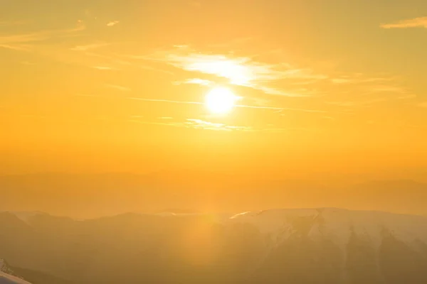 Puesta de sol sobre colinas y montañas — Foto de Stock