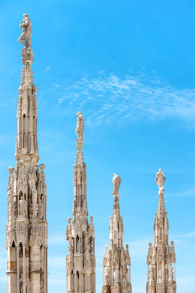 Estatuas en el techo del famoso Duomo de la Catedral de Milán — Foto de Stock