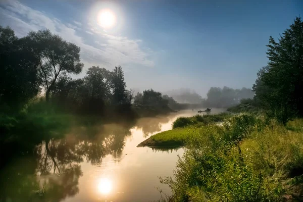 Lua luz à noite sobre o rio — Fotografia de Stock