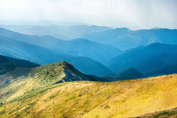 Bergketen met droge geel gras — Stockfoto