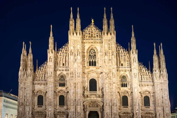 Milano Katedrali'ne gece görünümü — Stok fotoğraf