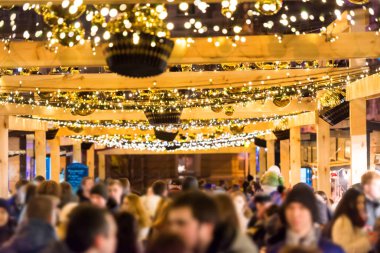 Kalabalık gece sokakta 