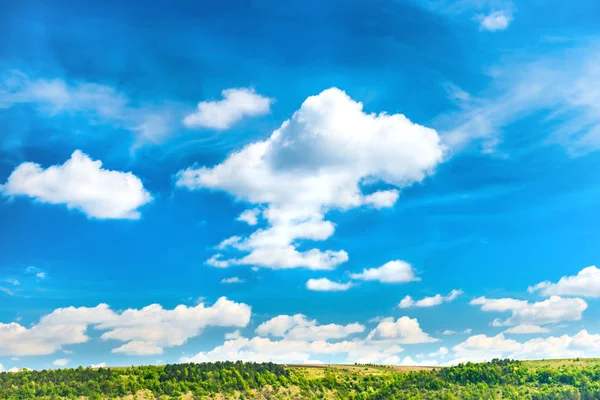 Céu azul e colinas verdes — Fotografia de Stock