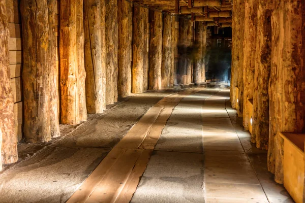 Corredor subterrâneo de madeira — Fotografia de Stock