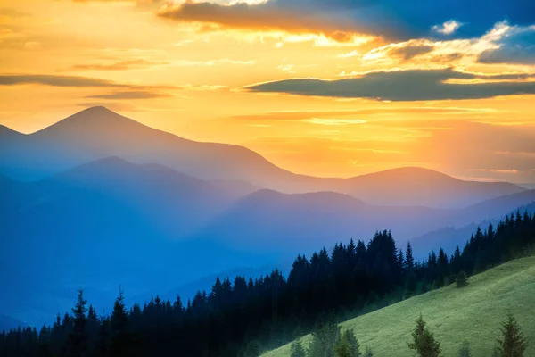 Hermosa puesta de sol en las montañas — Foto de Stock