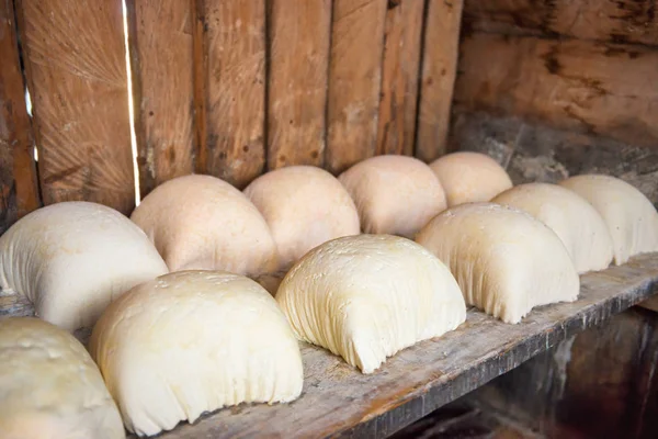 Produção rústica de queijo — Fotografia de Stock