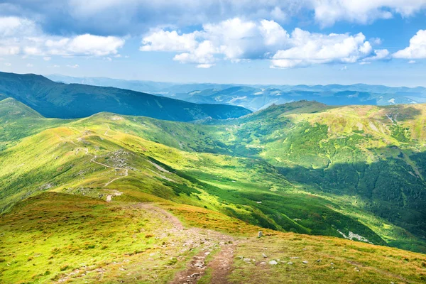 Groene zonnige bergen — Stockfoto