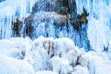 Kayanın üzerinde mavi buz sarkıtları