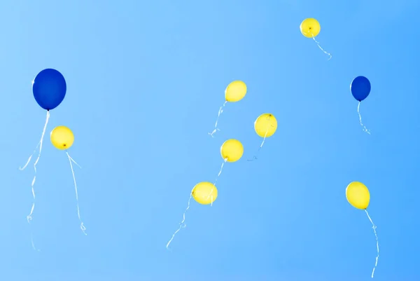 Palloncini su cielo blu — Foto Stock