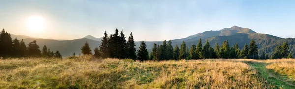 Bellissimo tramonto in montagna — Foto Stock